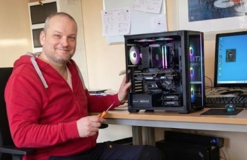 Ingo Schmidt bei der PC-Reparatur